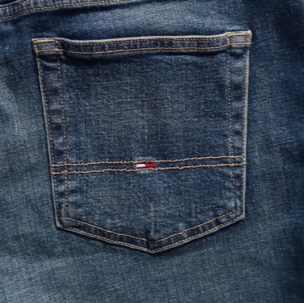 TOMMY HILFIGER MEN'S BLUE DENIM MEDIUM WASH DISTRESSED JEANS SHORTS. SIZE 32 - Picture 9 of 15